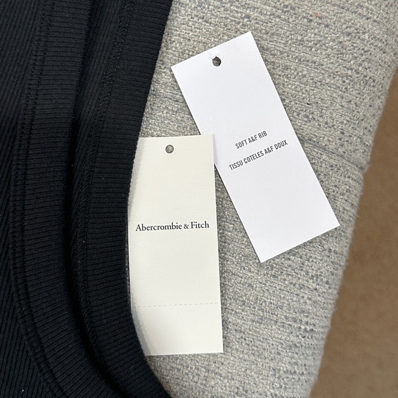 NWT 🆕 Abercrombie & Fitch Black Essentials Scoop Neck Tank - Picture 4 of 8